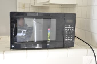 Move out sale: Microwave, Router 1