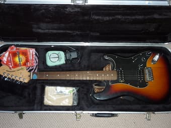 $150 - Squier "double fat" stratocaster, accessories, hard case 1
