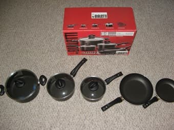 8 piece Non-stick Bialetti Pots and Pans/Cookware set - $25 1