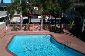 A BR in a 2BR/1Bath apartment Near Stanford. 1