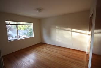 Big room, queen sized bed, big desk, near campus $55,avail 9/23 - 10/6 1