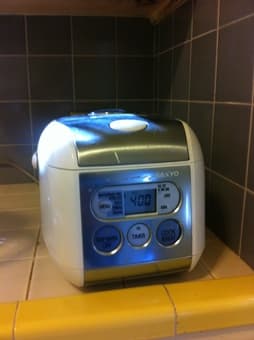 Sanyo Rice Cooker + Bonus Kitchen Utensils - $50 2
