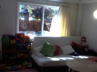 Subletting our beautiful 3BR apartment in EV 12/6 - 12/26 3