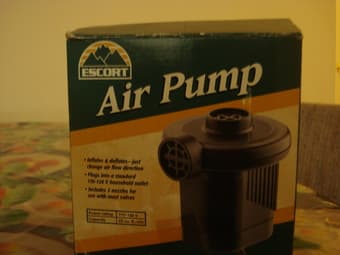 Twin size Air bed with air pump (25$) 1