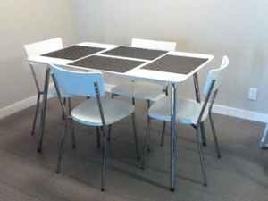 dining table with four chairs - $350 (santa clara) 1