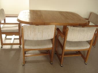 Dinning Table with 4 chairs (99$) 1