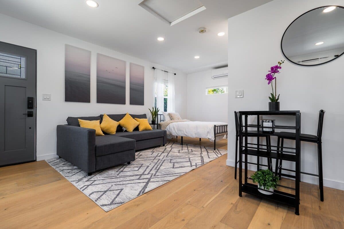 Modern Studio in Los Angeles 1