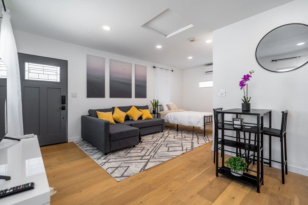 Modern Studio in Los Angeles 3