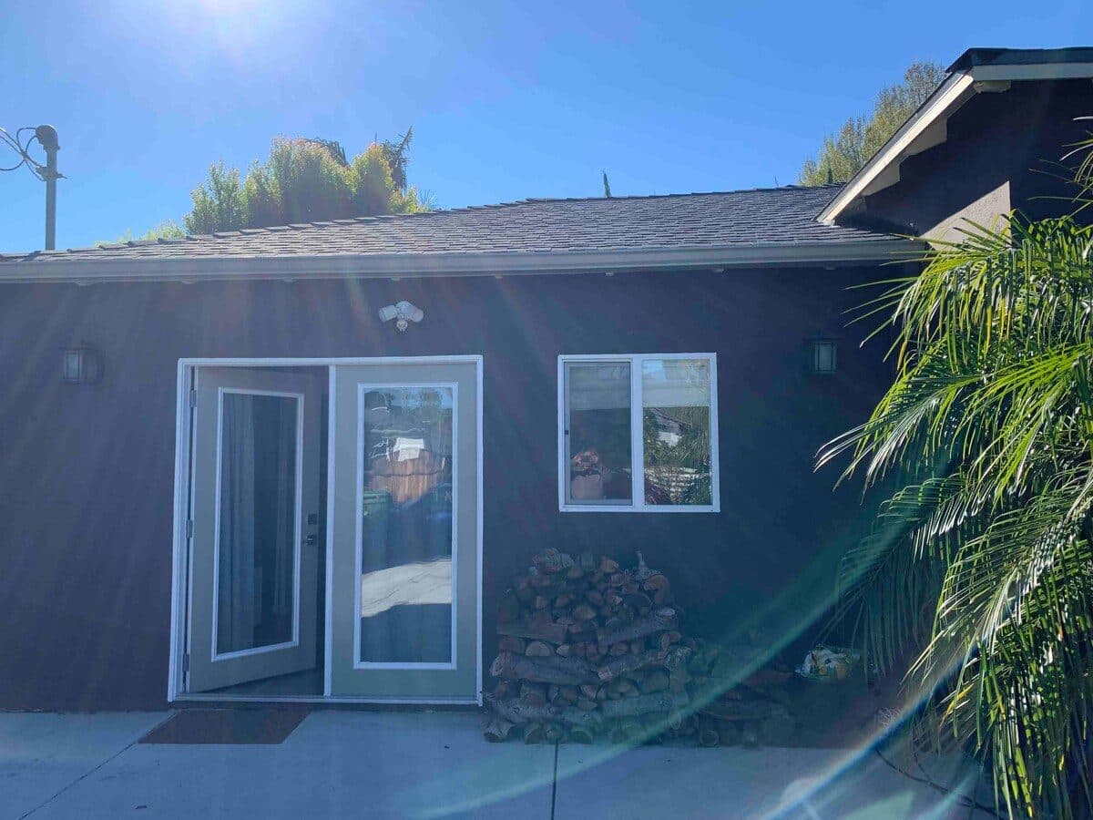 Sunny studio rental in Studio City 3
