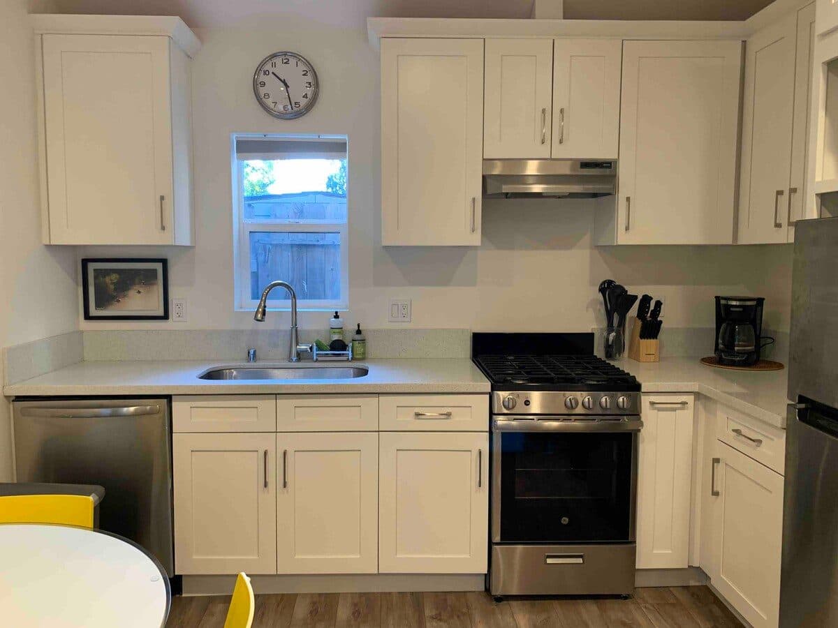Sunny studio rental in Studio City 1