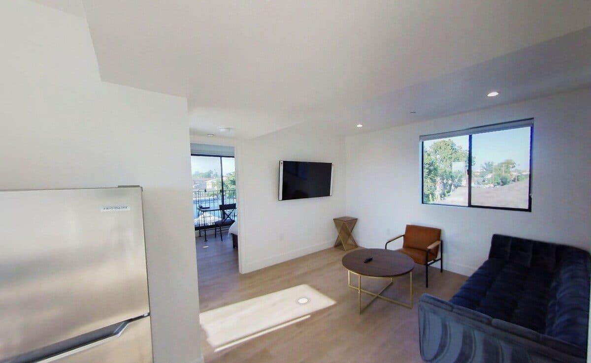 Top floor room with bath in 4B unit! Near USC E1 1