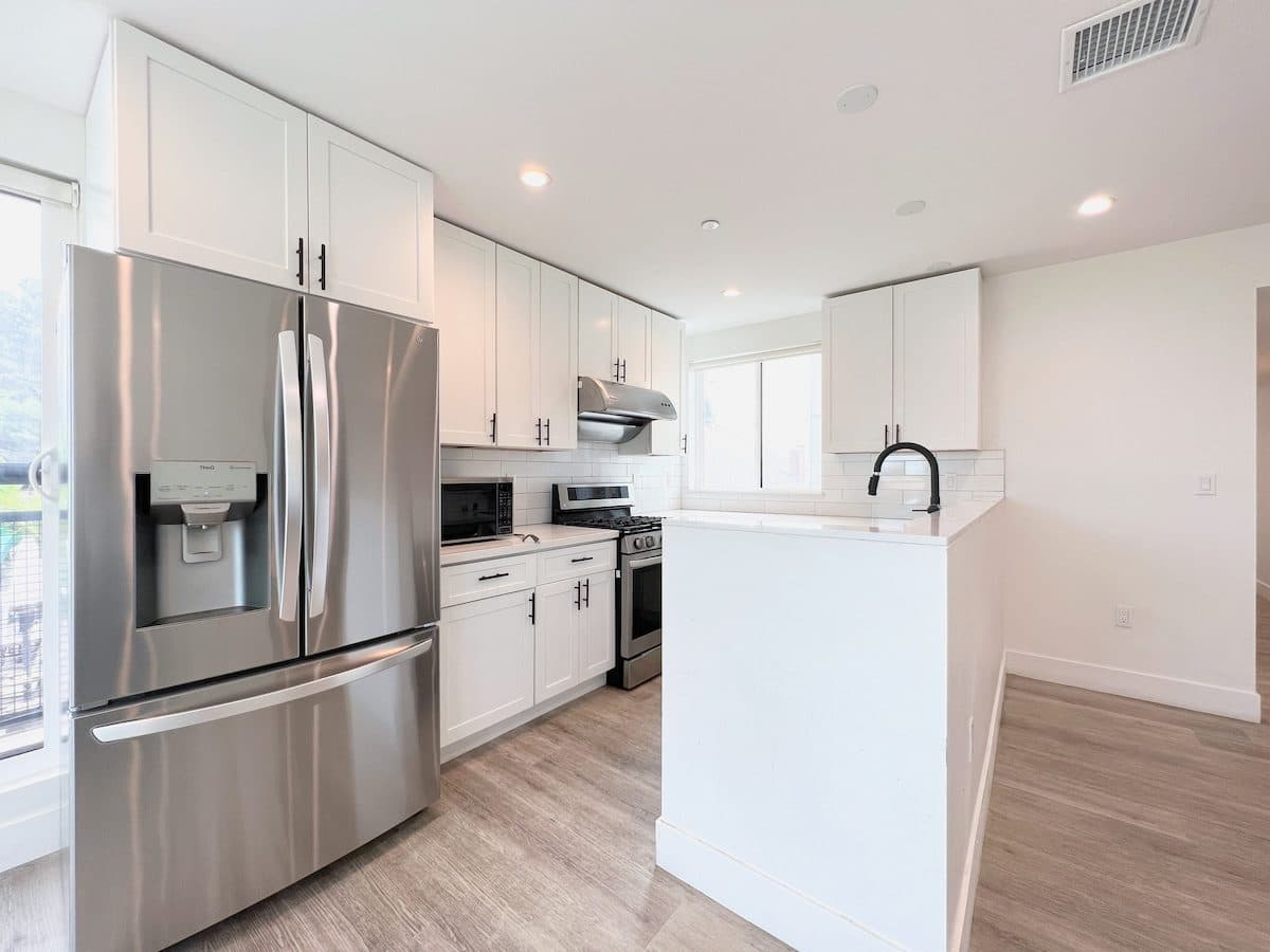 USC Safe Zone |Corner View| Private Bed & Bath 2