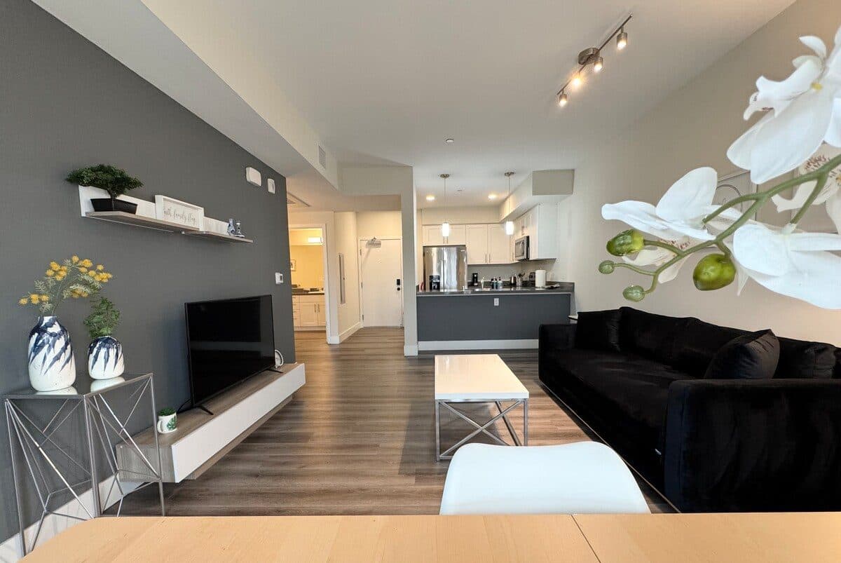 1B1B Spacious Top Floor Business-Ready Apt 416 3