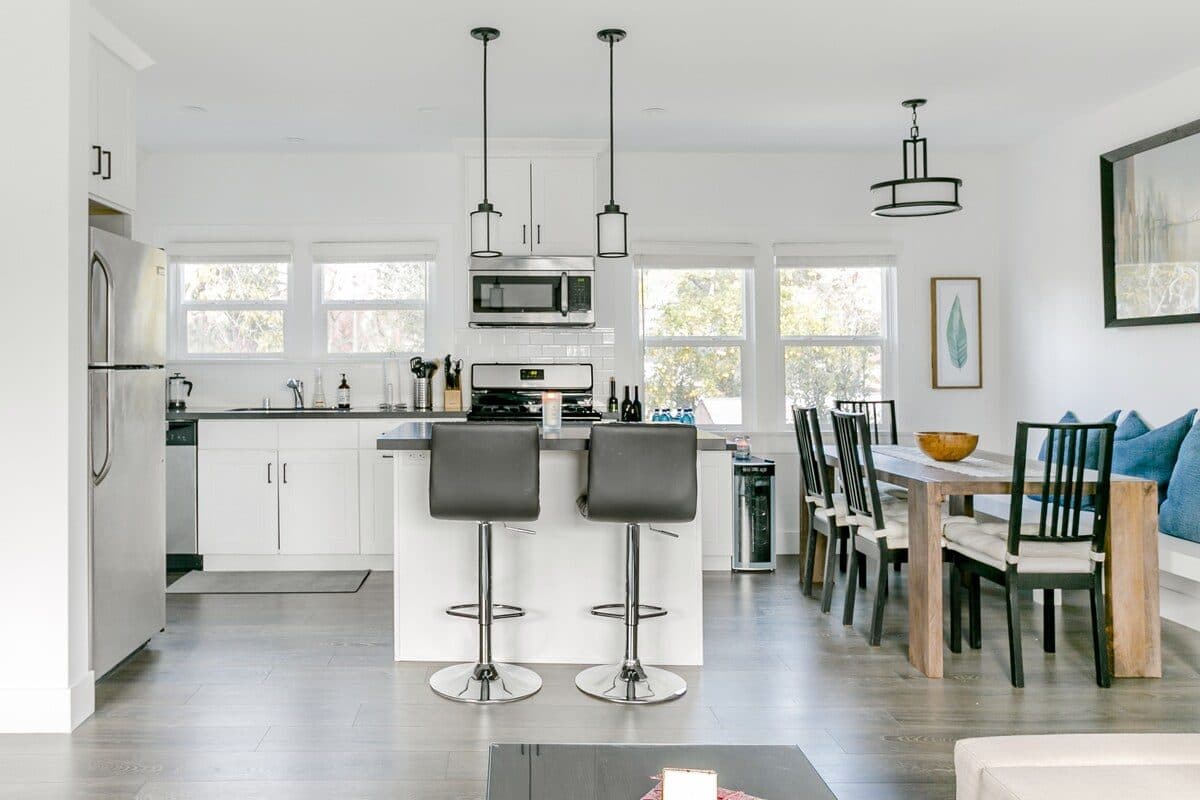 Peaceful Modern Home with BBQ Patio & Romantic Sun Deck 1