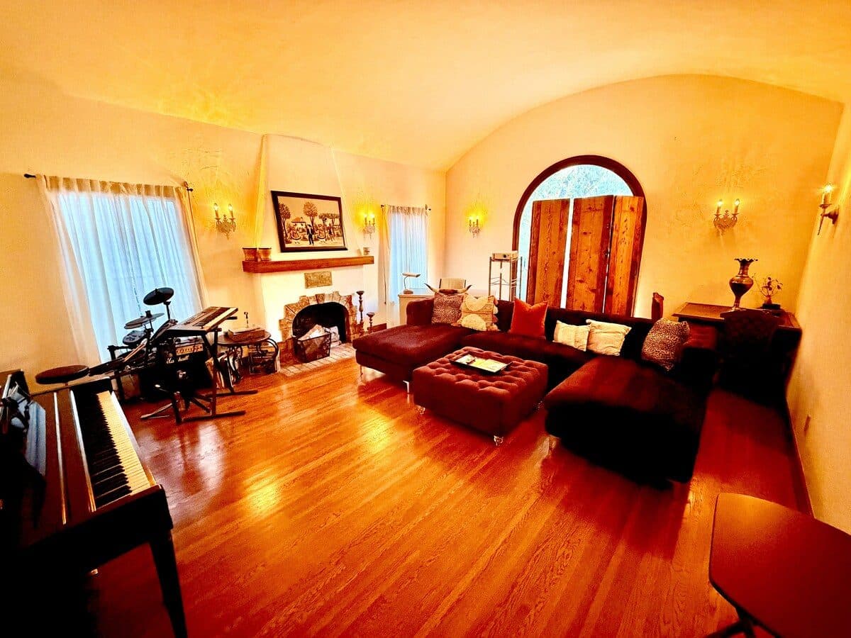Private Room & Private Bathroom NoHo Arts District 1