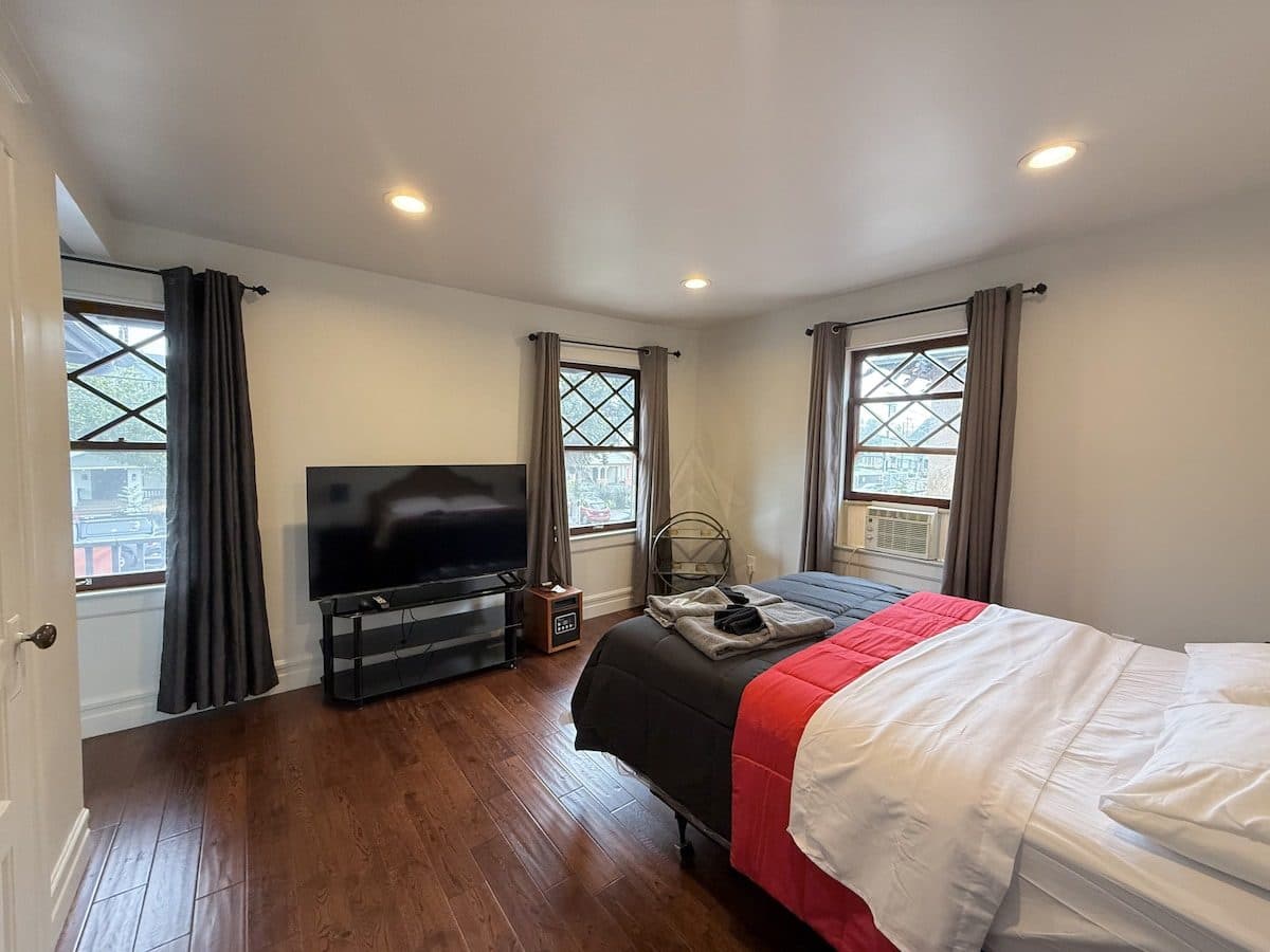Quiet, Prvte, Room, Light, 55-in Smart TV Near USC 1