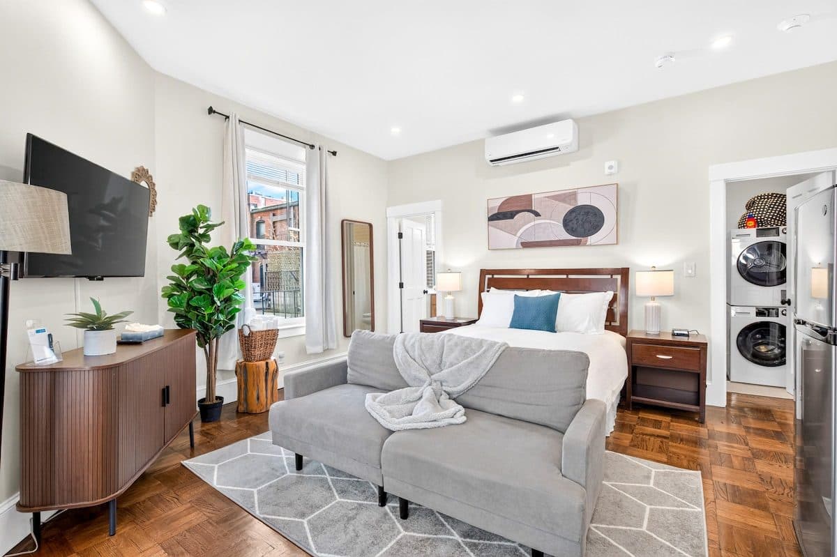 Renovated Back Bay Studio with in-unit laundry 1