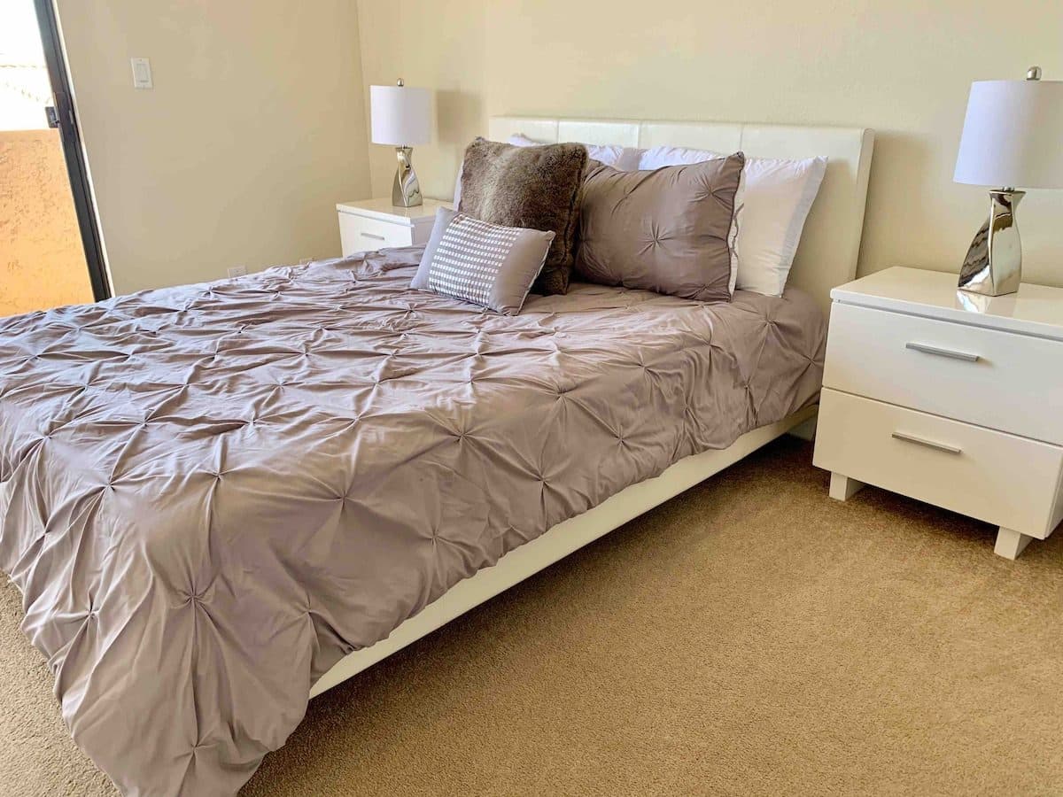 1 bedroom on top floor with high ceilings 1