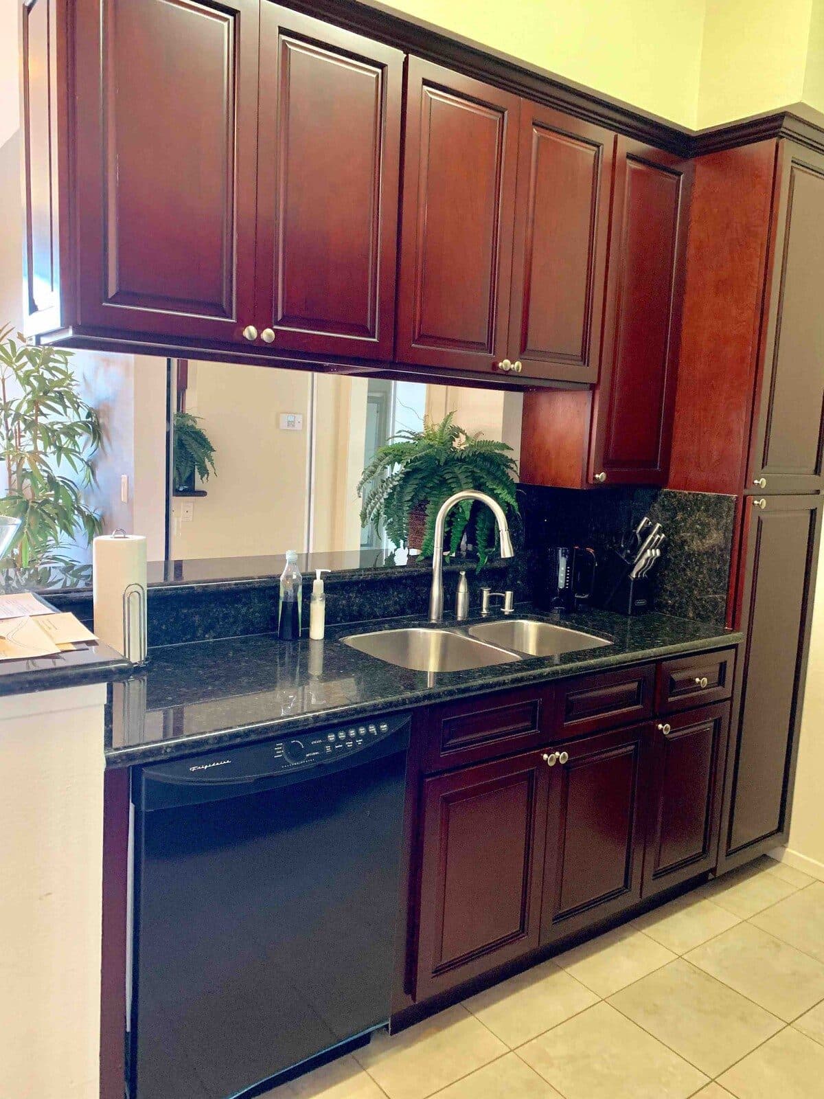 1 bedroom on top floor with high ceilings 2