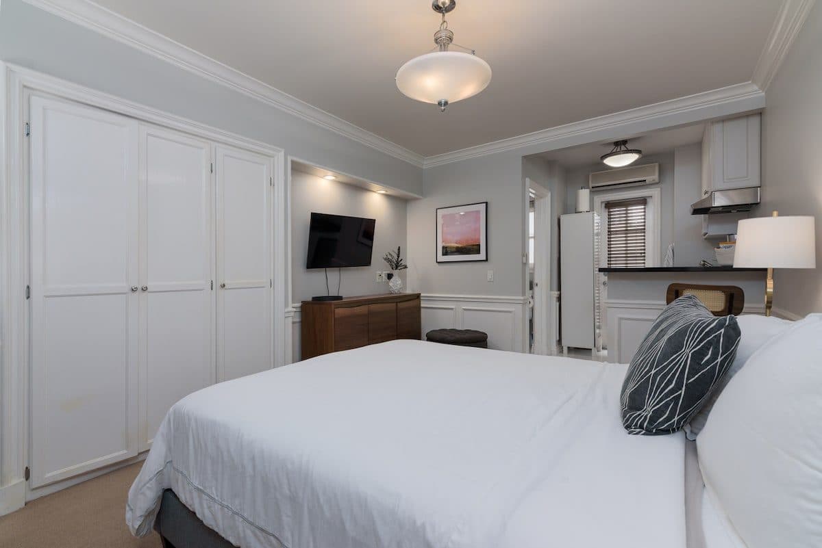 Beautiful Hollywood Studio- Steps to Melrose 1