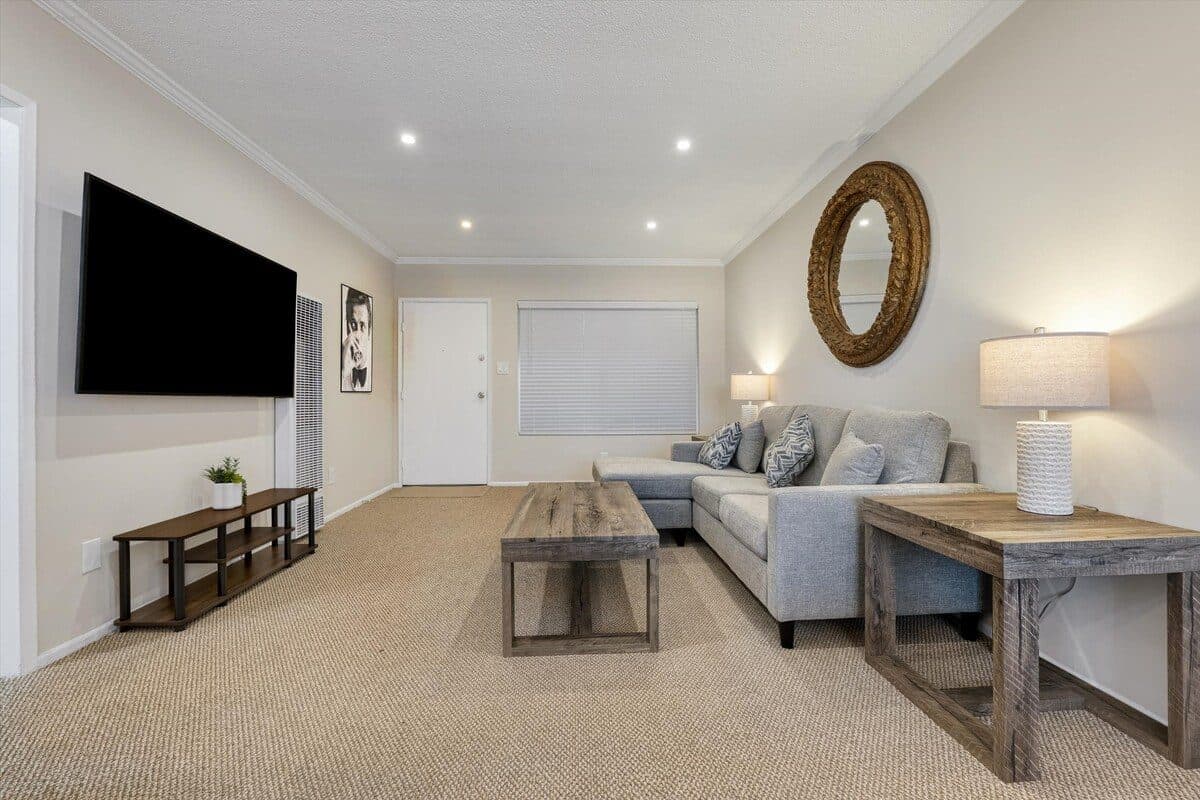 Cozy 1BR 1 Block from the Beach with Ocean Views 3