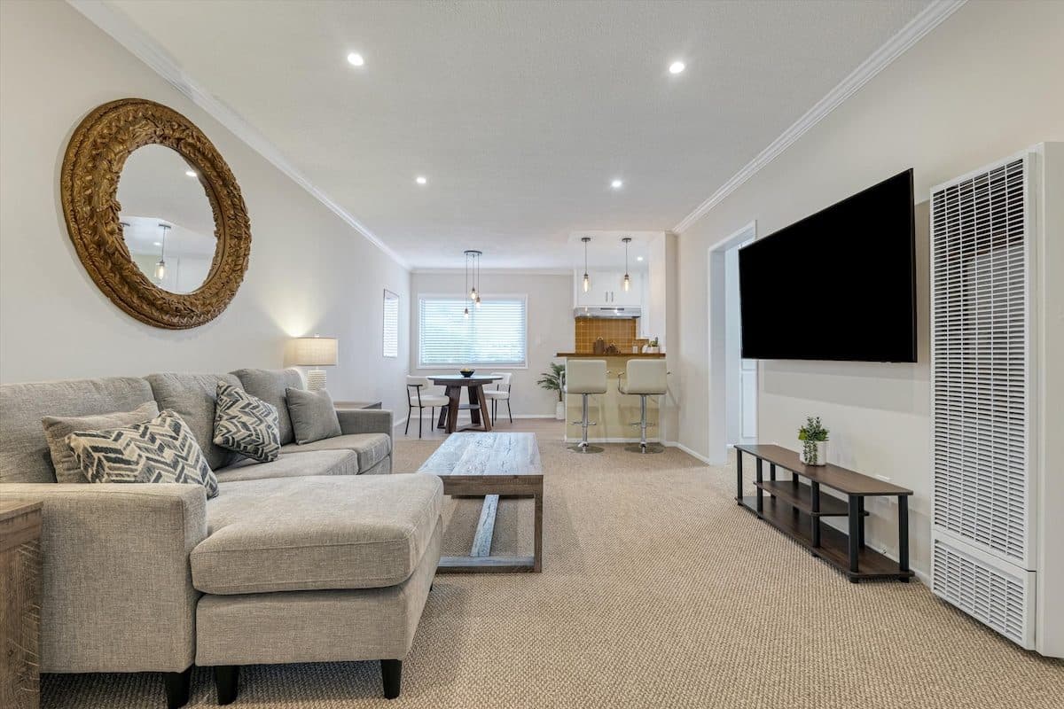 Cozy 1BR 1 Block from the Beach with Ocean Views 1