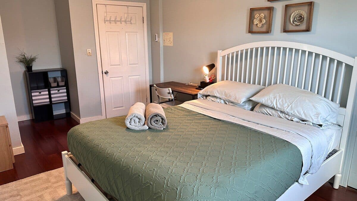 An Awesome Comfort Room Close to T & Boston (Blue) 3