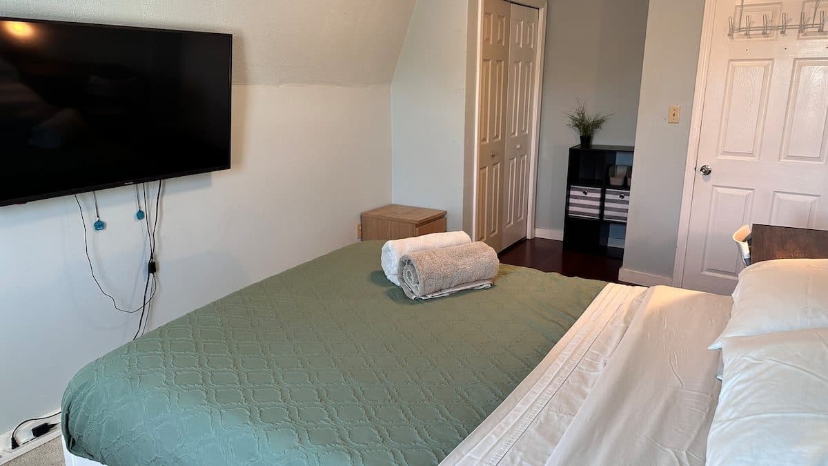 An Awesome Comfort Room Close to T & Boston (Blue) 2