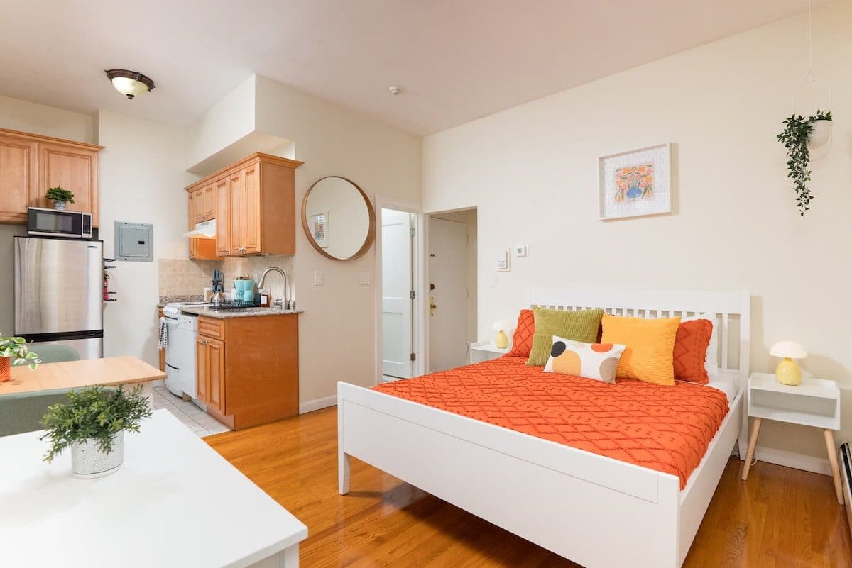 Super location! Walk everywhere! Clean studio 1