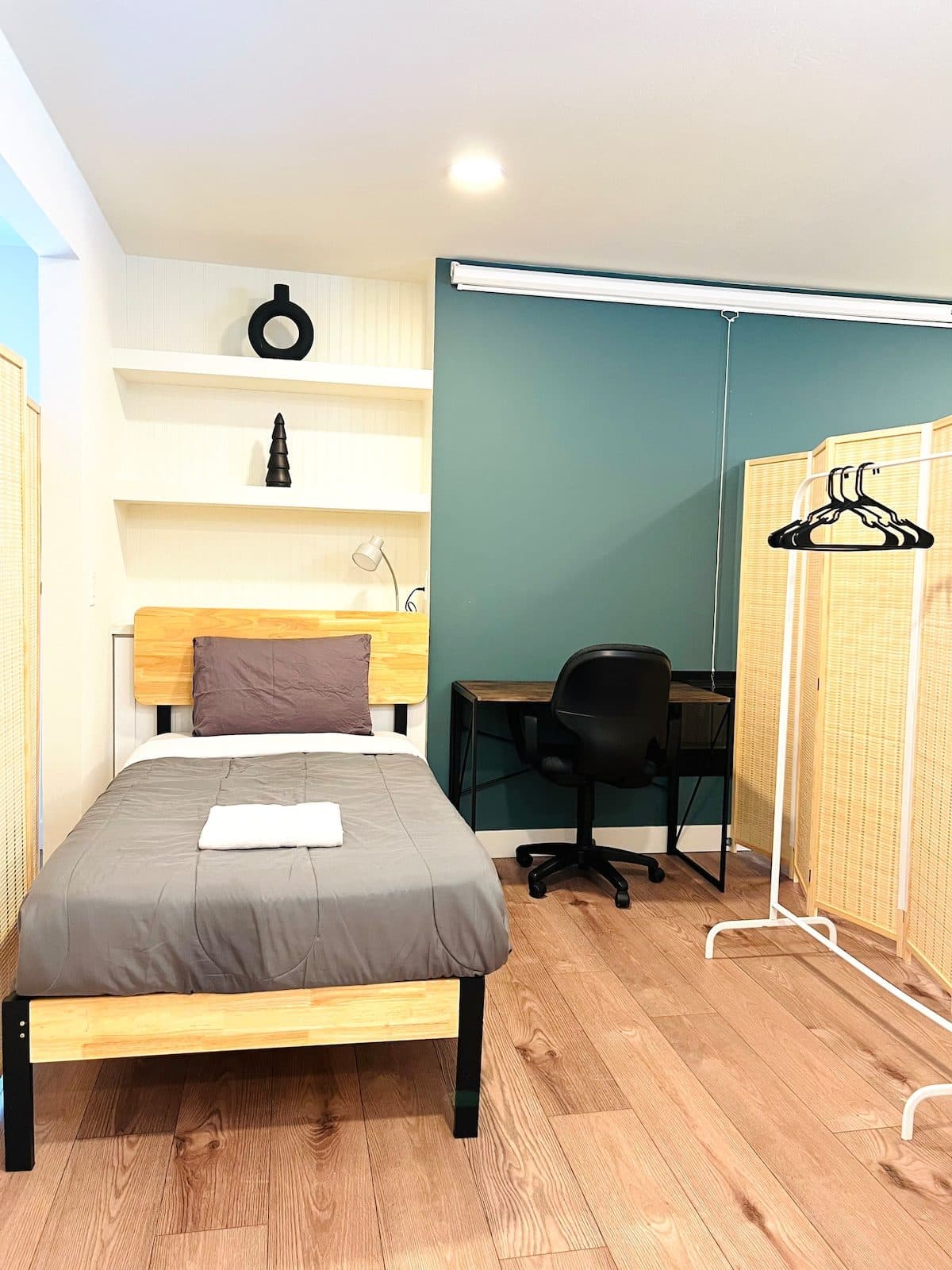#7-Affordable Shared Room w/ Screen Divider/SJ 3