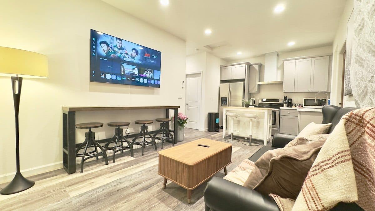 Elegant 1 BR Guest Suite: Full Kitchen & Laundry 2