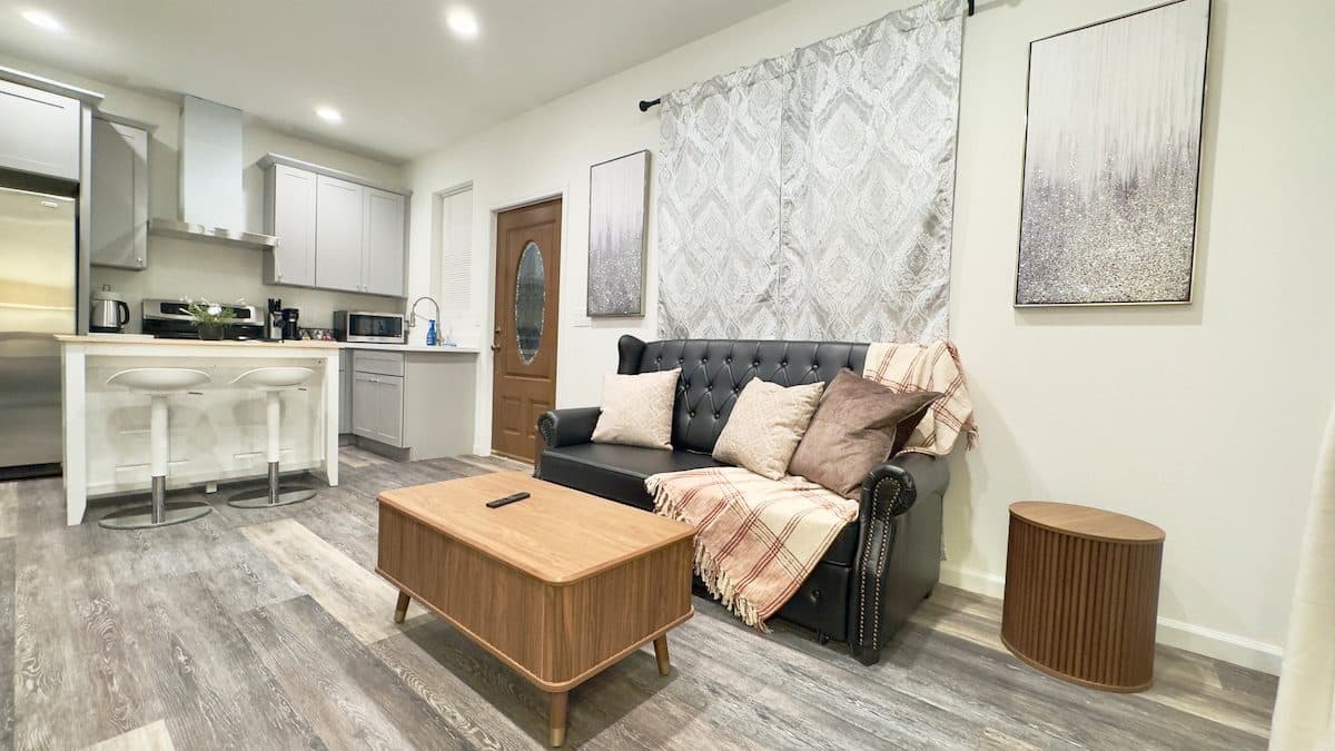 Elegant 1 BR Guest Suite: Full Kitchen & Laundry 1