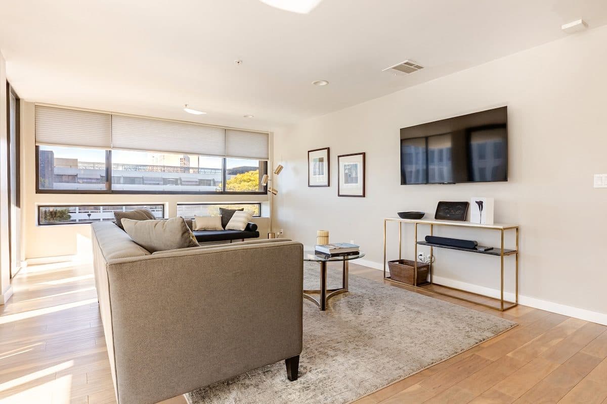 Sunlit 1bd/1ba condo, DTLA 1