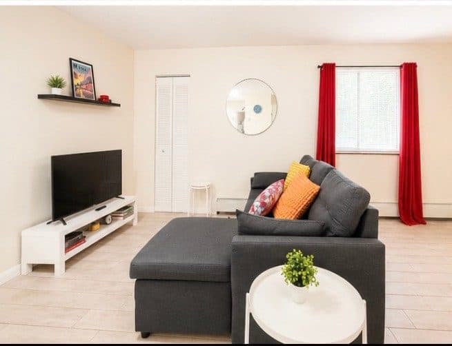 Close to the Subway-Big Studio-Free Parking 2