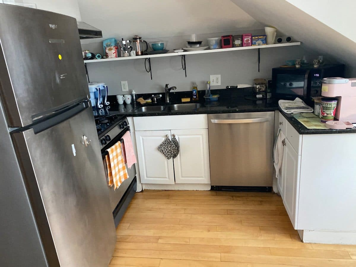 Cozy room with central A/C in Cleveland Circle 1