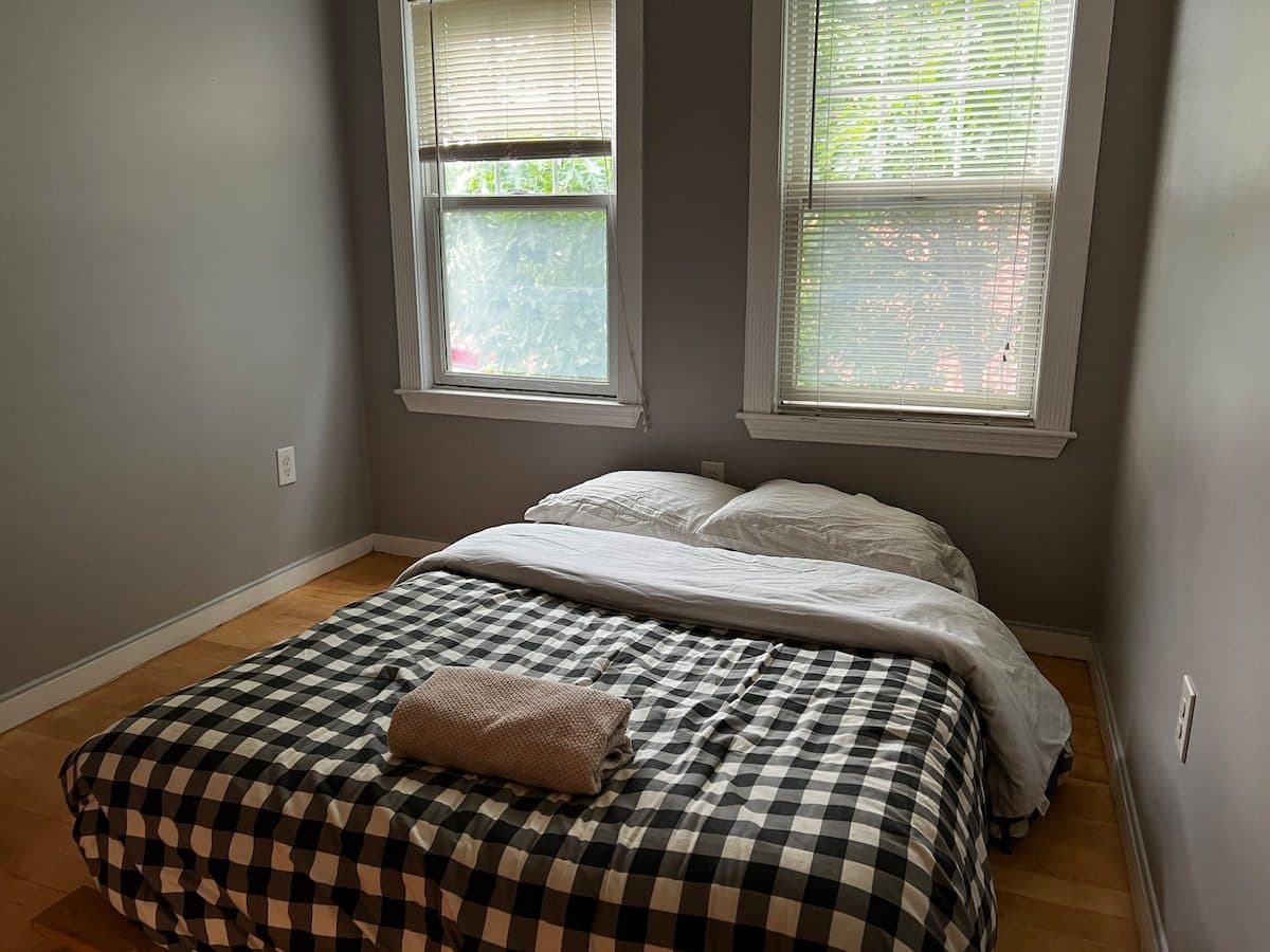 Cozy room with central A/C in Cleveland Circle 3