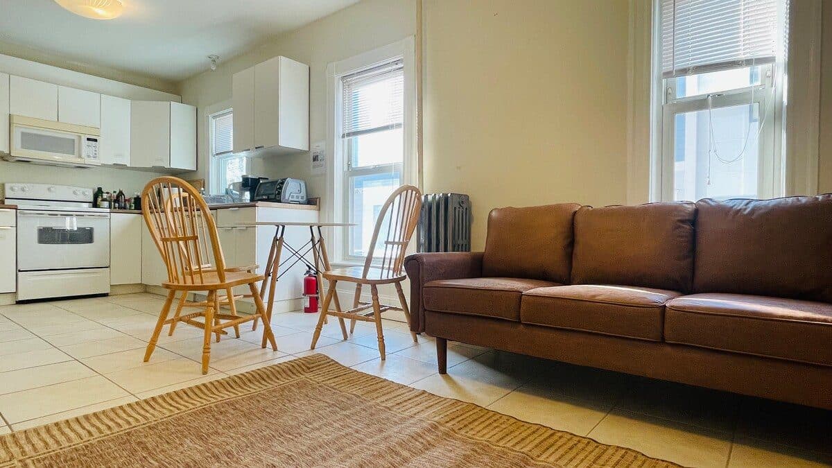 Bright Room. Walk To Harvard Law and Red Line T 1