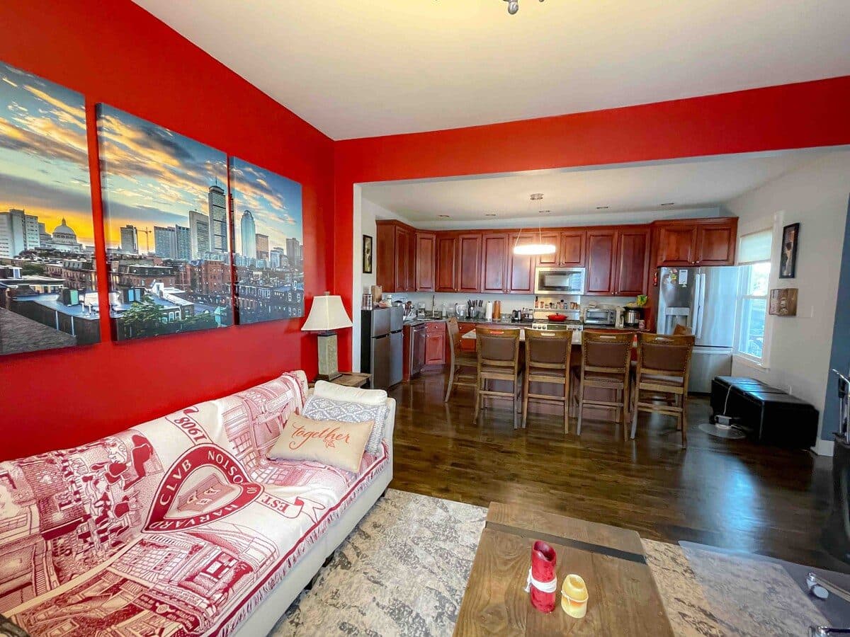 Beautiful, Clean Room close to Train and Downtown 3