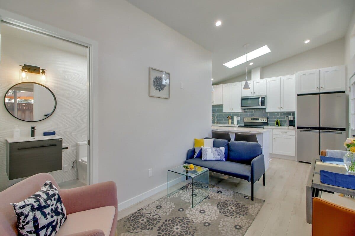 Bright ADU w Private Entrance & Yard 2
