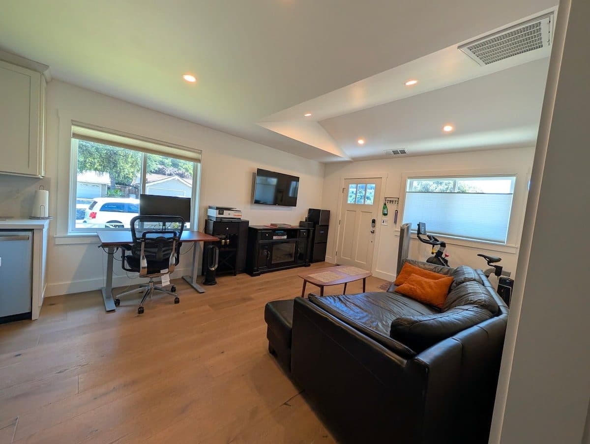 Private Modern Cottage - Business Ready 2