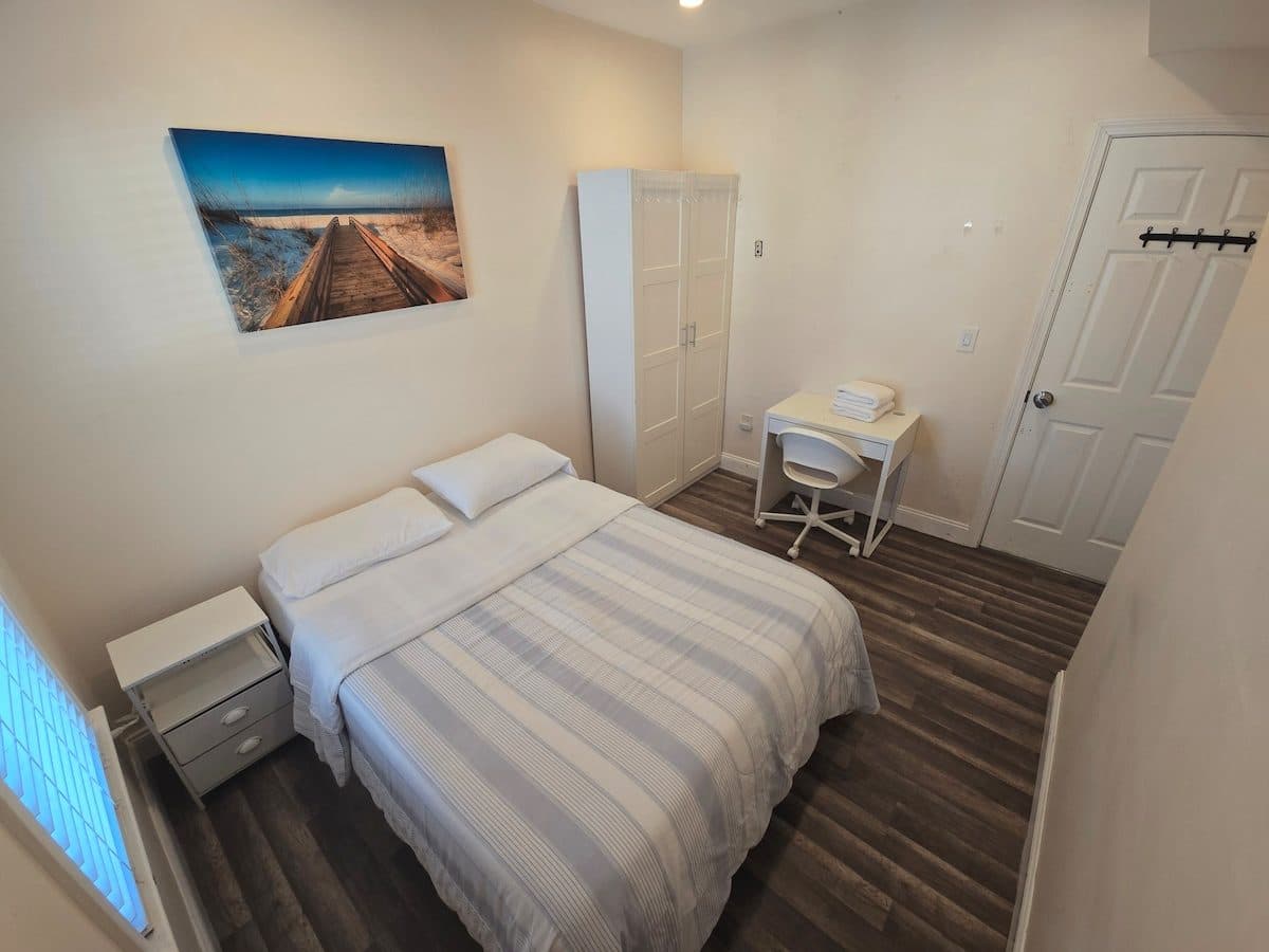 Private bedroom near Sullivan SQ 1