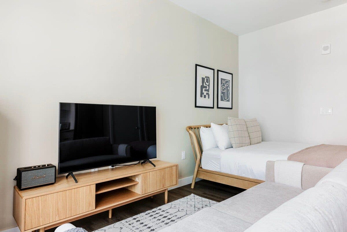 Blueground | Revere, firepit, spa, w/d, pool, gym 3