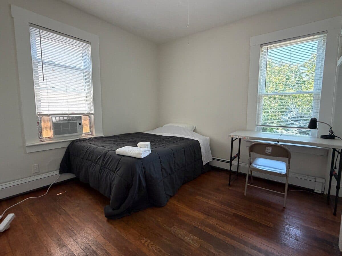 A Kendall Square Cozy room walking MIT 1