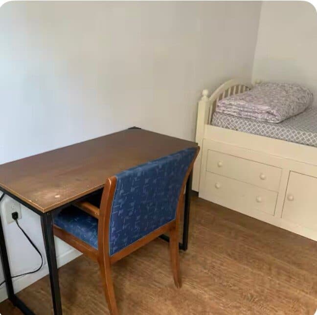 301#Private entrance with backyard. Clean Room 3