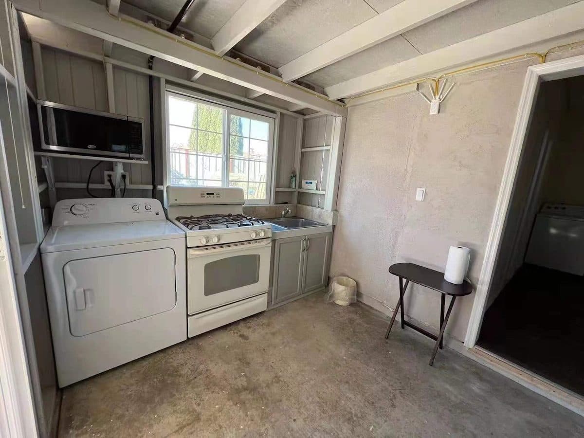 301#Private entrance with backyard. Clean Room 1