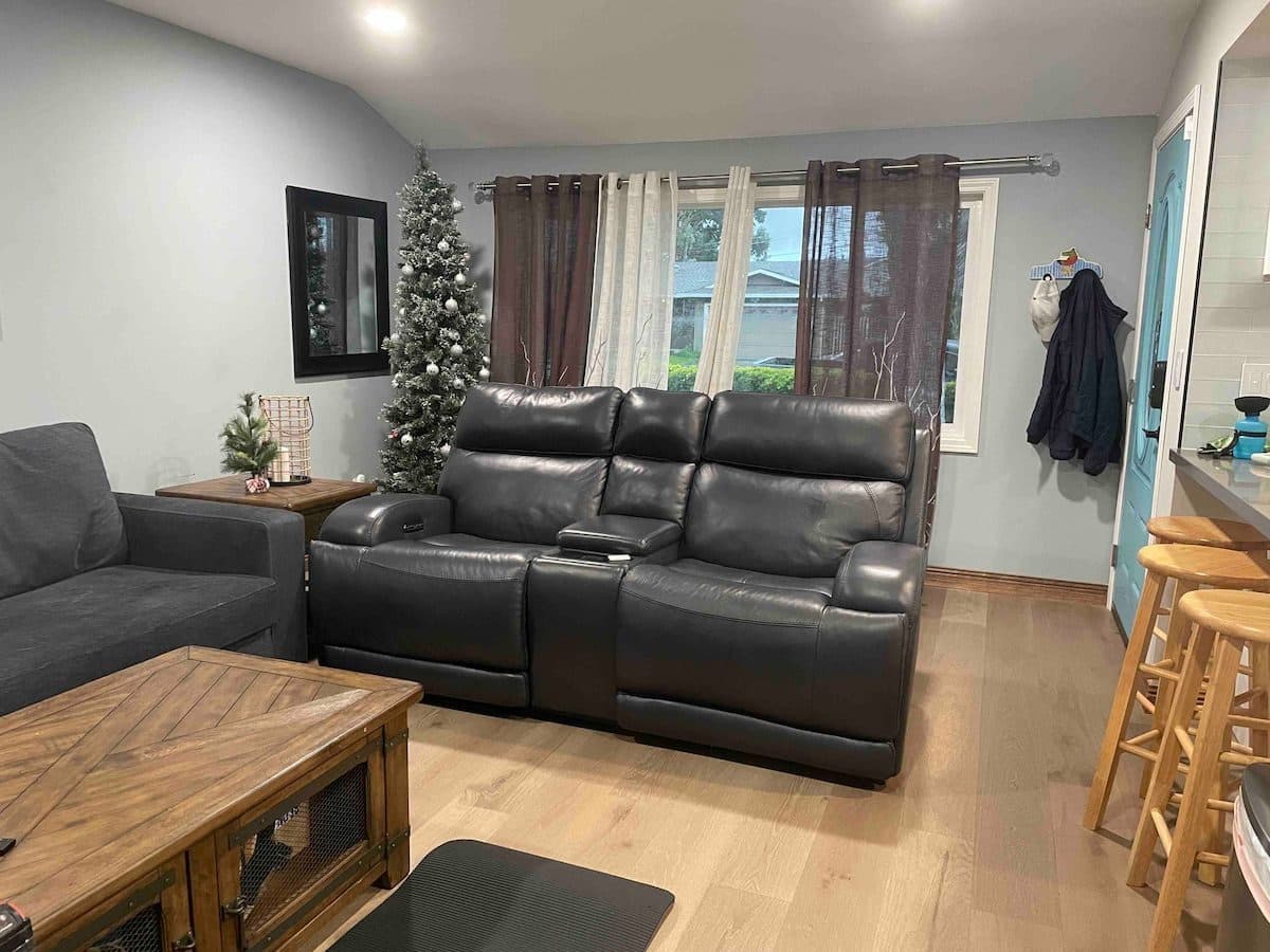 Cozy TV room close to downtown 1