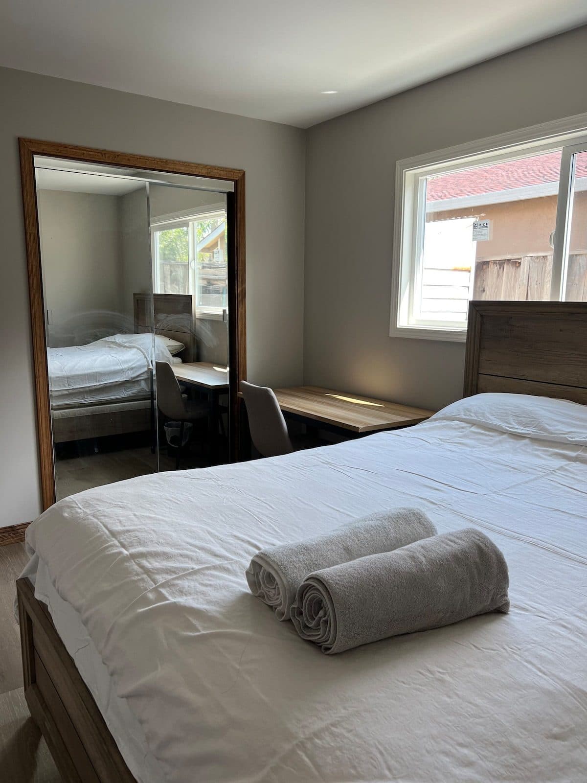 Cozy TV room close to downtown 3