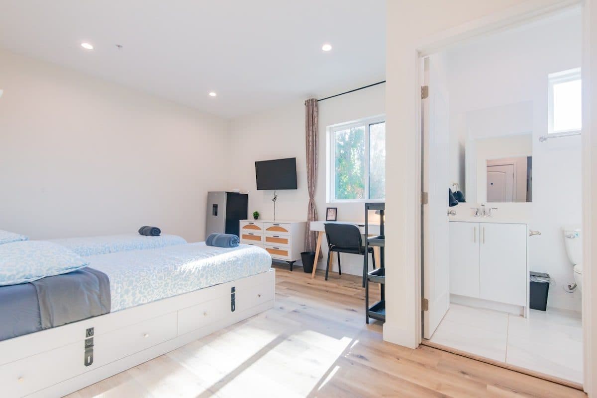 Affordable Shared Room + Ensuite Bath, Fast Wi-Fi 1