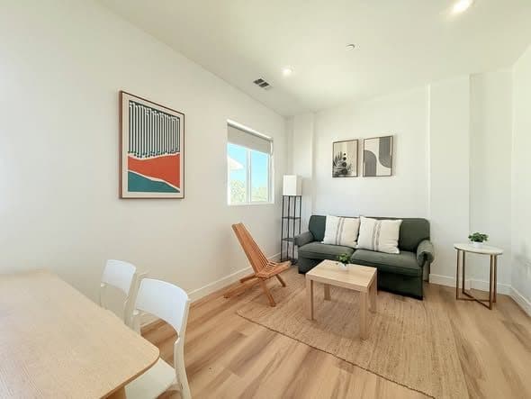 Planning to move near USC for Spring 2027? I have furnished rooms available on Walton Ave, close to campus. The house co 1