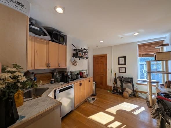 **AVAILABLE NOW $2,500 STUDIO IN CAMBRIDGE** 1